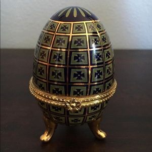1960s Footed porcelain collectible egg trinket